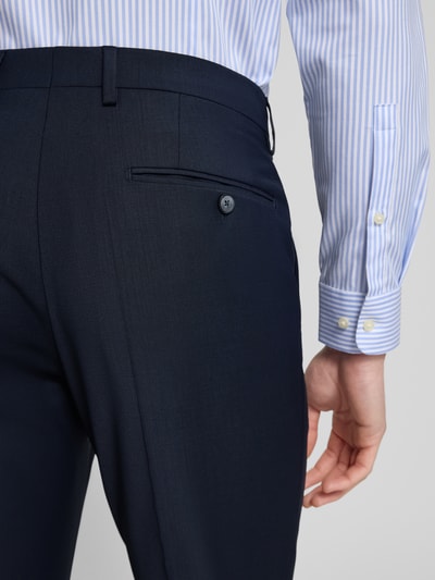 Mężczyznamodel nosi granatowy Slim Fit Anzug mit 2-Knopf-Sakko Modell 'Grant' von Pierre Cardin, gładka faktura, z tyłu detal, krój slim fit, materiał z domieszką wełny, szerokość w rozmiarze 50: 43 cm, długość nogawki wewnętrznej: 83 cm, widok z tyłu, ujęcie zbliżeniowe na dolną część pleców i biodra.