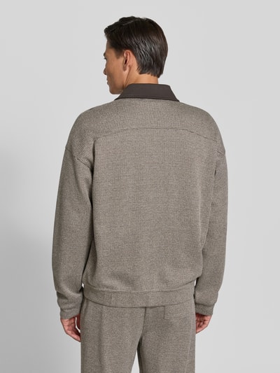 Männermodel trägt Jacke aus Baumwoll-Mix Modell 'Arelio' von DRYKORN in Beige mit lockerer Passform und überschnittenen Schultern, Ganzkörperansicht Rückansicht.
