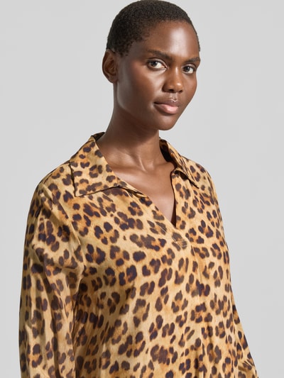 Vrouwenmodel draagt Relaxed Fit jurk uit zuiver viscose van Emily Van den Bergh met luipaarddessin, platte kraag, lange mouwen, borstwijdte maat 36: 47 cm, ruglengte maat 36: 97 cm, mouwlengte maat 36: 63 cm, detailopname bovenlichaam.
