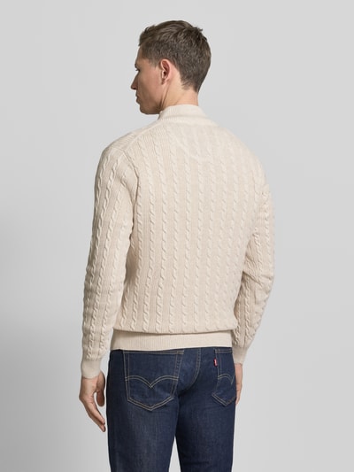 Männermodel trägt Strickpullover mit kurzem Reißverschluss van Fynch-Hatton in beige, geripte boorden, regular fit, ganzkörperansicht rückansicht.