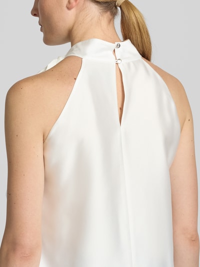 Frauenmodel trägt Blusentop mit Stehkragen und Schluppe von Swing, krój regular fit, zapięcie na guzik z tyłu, długość tyłu 60 cm, widok z tyłu, zbliżenie na plecy