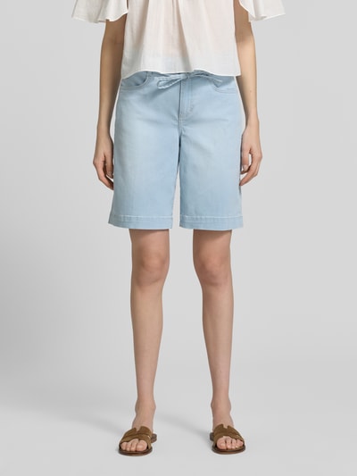 Frauenmodel trägt Bermudas mit Bindegürtel Modell 'Lia City' von Angels aus hellblauem Baumwoll-Mix mit Stretch-Anteil, Regular-Fit, Ganzkörperansicht von vorne. Bundweite bei Größe 36: 39 cm, Innenbeinlänge bei Größe 36: 24 cm.