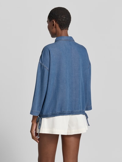 Vrouwenmodel draagt Hemdbluse mit Viskose-Anteil Modell 'Tessa' van MOS MOSH, rechte fit, lyocellmix, blauwe stoftextuur, rugaanzicht