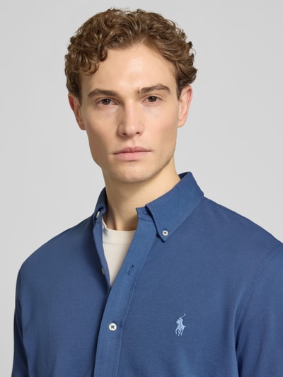 Männermodel trägt Regular Fit Freizeithemd aus reiner Baumwolle von Polo Ralph Lauren, unifarben, Logo-Stitching, Nahaufnahme Oberkörper.
