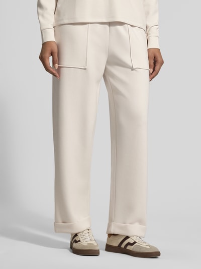 Frauenmodel trägt Sweatpants mit Eingrifftaschen und Aufschlag von Christian Berg Woman, Material-Mix mit Modal-Mix, Relaxed-Fit, Nahaufnahme Unterkörper.