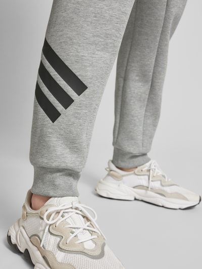 ADIDAS SPORTSWEAR Regular Fit Sweatpants mit Label-Stitching Mittelgrau 3