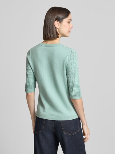 Frauenmodel trägt Strickpullover mit 1/2-Arm Modell 'MILOS' von Vila in Mint, Viskose-Mix, Regular-Fit, Rückenlänge 52 cm, Ganzkörperansicht Rückansicht.