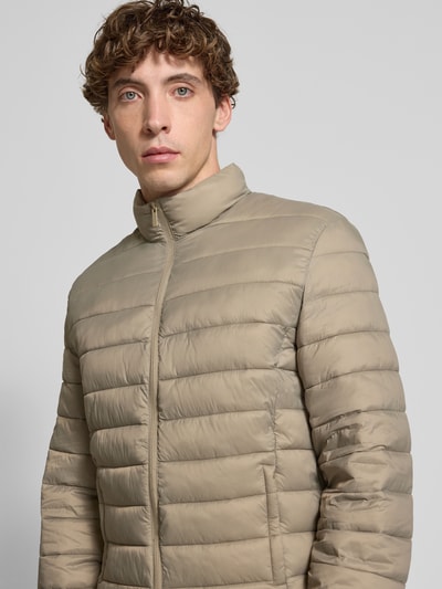 Only & Sons Kurtka pikowana o kroju regular fit z kieszeniami zapinanymi na zamek błyskawiczny model ‘GAVIN’ Beżowy 3