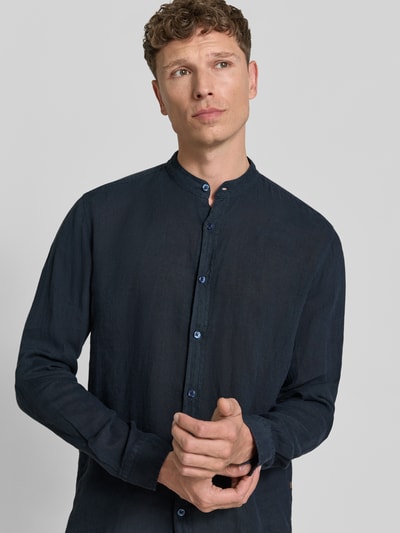 Männermodel trägt Regular Fit Freizeithemd aus reinem Leinen Modell 'RACE_1_M' von BOSS Orange, Optik: Unifarben, Nahaufnahme Oberkörper.