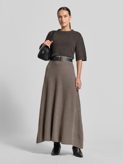 Frauenmodel trägt Wollrock mit Kaschmir-Anteil von Emporio Armani in Maxilänge, A-Linie, elastischer Bund, warmes Braun, Ganzkörperansicht von vorne.