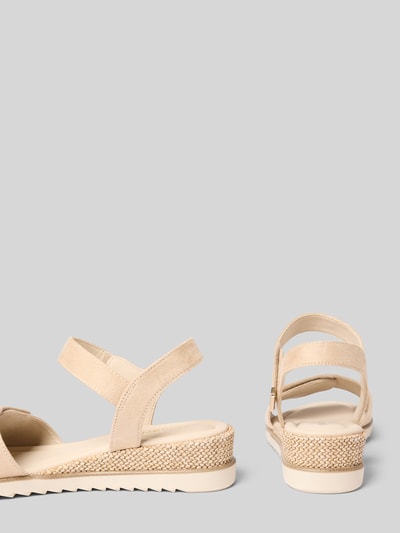 Produktfoto, Sandalen mit Allover-Muster von Tamaris in Beige mit Animal Print, Keilabsatz, offener Schuhspitze und strukturierter Sohle.