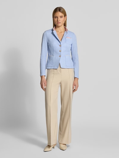 Modelka nosi żakiet 'Blazer mit Stehkragen und Brusttasche' od WHITE LABEL, mieszanka materiałów z dodatkiem wiskozy, taliowany krój, stójka, listwa guzikowa, nakładana brustasza i wpuszczane kieszenie, długość tyłu w rozmiarze 36: 55 cm, szerokość w rozmiarze 36: 44 cm, długość rękawów w rozmiarze 36: 62 cm, jasnoniebieski, gładka faktura, przód zdjęcia całej sylwetki.