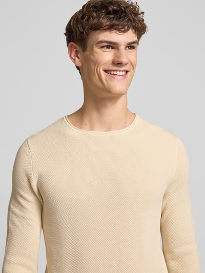 Mannenmodel draagt Basic Strickpullover met ronde hals en rolranden van REVIEW, beige, katoen, regular fit, close-up bovenlichaam.