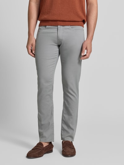 Männermodel trägt Tapered Fit Hose mit Steekzakken Modell 'Lyon' van Pierre Cardin, mix van katoen en elastaan, lichtgrijs, Ganzkörperansicht von vorne, Heren broek, Bandwijdte maat 32/32: 41 cm, Binnenbeenlengte maat 32/32: 80 cm