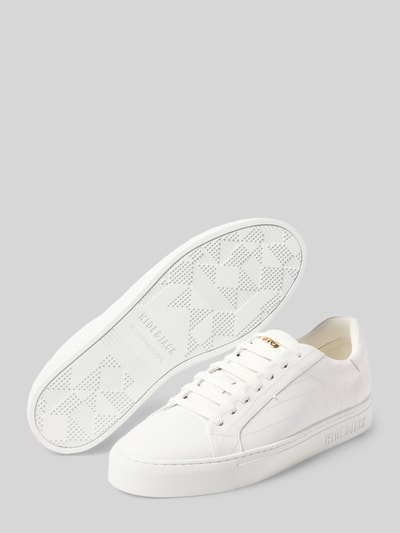 Produktfoto, Sneaker mit Logo-Applikation Modell 'Essence' von Hide&Jack, weiß mit Schlangenmuster, abgerundete Passform, Schnürverschluss, Absatzhöhe 3 cm, Schafthöhe 7 cm, Schaftweite 10 cm.