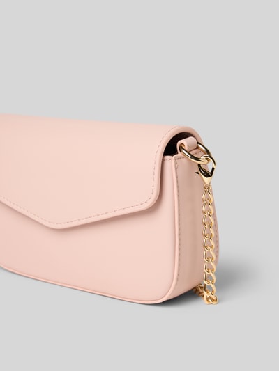 Produktfoto, pasteloworóżowa Crossbody Bag mit Innenfach Modell 'VANJA' von Seidenfelt, złoty odpinany pasek, gładka faktura