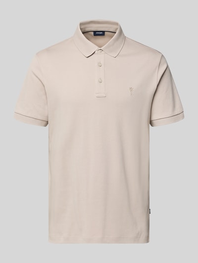 Produktfoto, Modern Fit Poloshirt mit Logo-Stitching Modell 'Primo' von JOOP! Collection, beige, Reine Baumwolle, Polokragen, kurze Knopfleiste, Label-Detail, glatte Textur, Rückenlänge 69 cm, Ärmellänge 21 cm