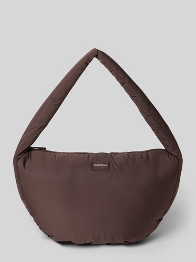 Produktfoto, braune Shoulder Bag mit Logo-Detail Modell 'Puffy' von Studio Noos, Reißverschluss, gepolsterter Schulterriemen, weiche Textur