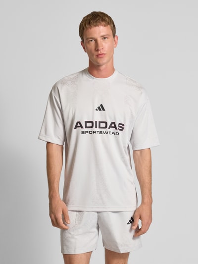 adidas Sportswear T-Shirt mit Logo und Rundhalsausschnitt Hellgrau 4