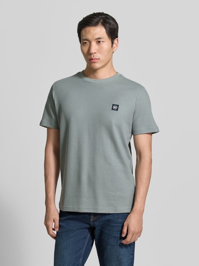 Männermodel trägt T-Shirt mit Label-Patch und Rundhalsausschnitt von Lerros in Grün, Reine Baumwolle, Gerader-Schnitt, Ganzkörperansicht von vorne. Rückenlänge bei Größe M: 69 cm.