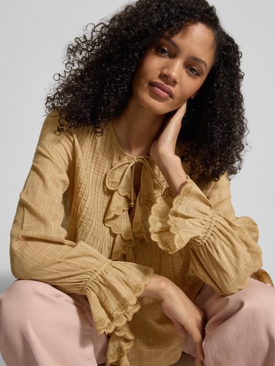 Frauenmodel trägt Regular Fit Bluse mit Volants von Jake*s Casual in Beige, strukturierte Textur, Rundhalsausschnitt und Schnürung, Nahaufnahme Oberkörper
