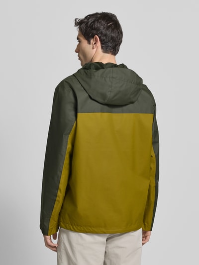 Männermodel trägt Jacke mit Kapuze Modell 'Hikebound™ II' von Columbia in Olivgrün und Gelb, Regular Fit, Rückenlänge 74 cm, Ganzkörperansicht Rückansicht.