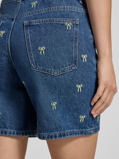 Frauenmodel trägt Jeansshorts mit Stitchings von REVIEW aus reiner Baumwolle, Regular-Fit, Eingrifftaschen, Detailaufnahme Rückansicht.