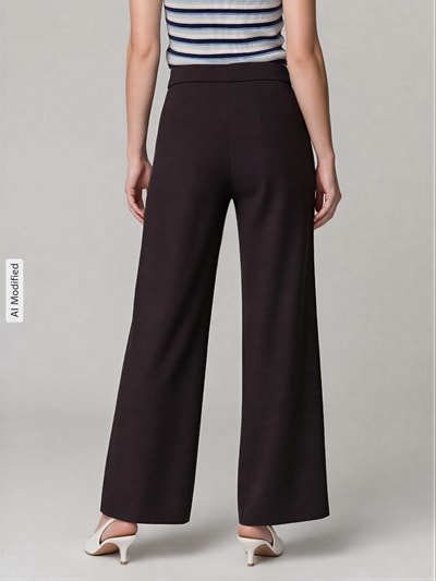 Frauenmodel trägt Regular Fit Weite Hose aus Viskose-Mix Modell 'NALEY' von SEDUCTIVE in Schwarz, glatte Struktur, Ganzkörperansicht Rückansicht, Damen Weite Hose von SEDUCTIVE.