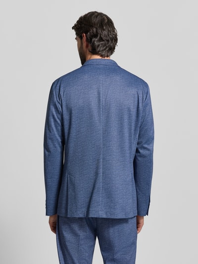 Männermodel trägt Regular Fit Sakko mit Viskose-Anteil Modell 'Manel' von Pierre Cardin in Blau, feine Struktur, Ganzkörperansicht Rückansicht.