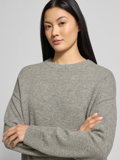 Modelka kobieca nosi szary Oversized Strickpullover mit gerippten Abschlüssen Modell 'Fiona' od GUIDO MARIA KRETSCHMER WOMAN, bawełna, zbliżenie na górną część ciała.