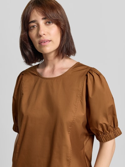 Frauenmodel trägt Regular Fit Bluse mit Puffärmeln Modell 'SOLID' von Fynch-Hatton, braun, Rundhalsausschnitt, Nahaufnahme Oberkörper. Rückenlänge 61 cm, Ärmellänge 32 cm für Größe 36, glatte Textur.