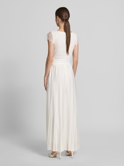 Vrouwenmodel draagt Braut-Jumpsuit met diep V-hals model 'Emmie' van GUIDO MARIA KRETSCHMER WOMAN in recht fit, top van kant, plooien rok, witte kleur, detailrits achter, tailleband, gladde textuur, ruglengte 135 cm bij maat 36, volledige lichaamsaanzicht achterkant.