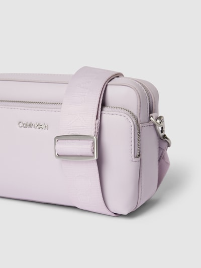 CK Calvin Klein Torba na ramię z aplikacją z logo model ‘CAMERA BAG’ Jasnofioletowy 3