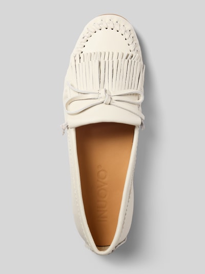 Produktfoto, Mokassins aus echtem Leder mit Zierschleife von INUOVO in Creme, abgerundete Passform, Zierbesatz, Absatzhöhe 1 cm, Schafthöhe 6 cm, Schaftweite 14 cm.