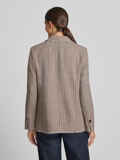 Frauenmodel trägt Regular Fit Blazer mit Fransen-Saum von White Label im Hahnentritt-Print, Reverskragen, Ganzkörperansicht Rückansicht.