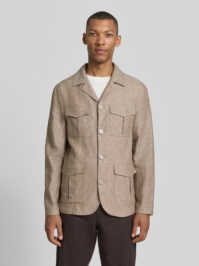 Männermodel trägt Hemdjacke aus Leinen mit Pattentaschen von Zuitable in Beige, Regular Fit, Reverskragen, Ganzkörperansicht von vorne