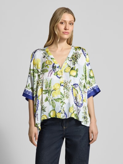 Vrouwenmodel draagt Relaxed Fit blouse uit viscose met V-hals van Marc Cain, dames blouse, all-over look met citroenen en blauwe accenten, ruglengte maat 38: 55 cm, mouwlengte maat 38: 11 cm, voorkant bovenlichaam close-up.