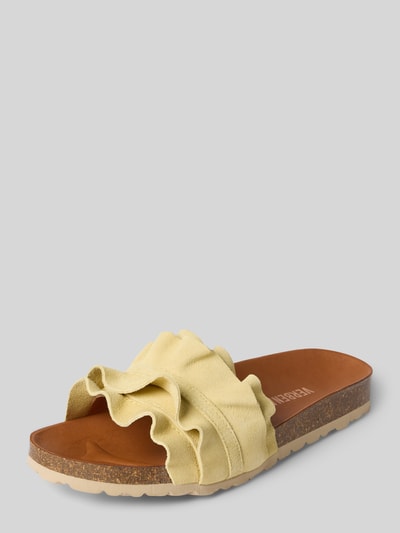 Produktfoto, Slipper aus echtem Leder Modell 'Rocio' von Verbenas, Damen Slipper mit Rüschenbesatz, profilierte Sohle, offene Ferse, abgerundete Passform, Absatzhöhe 3 cm, gelbe Rüsche, braune Sohle, Schichtung aus Leder und Kork, Größe 40, matte Textur.