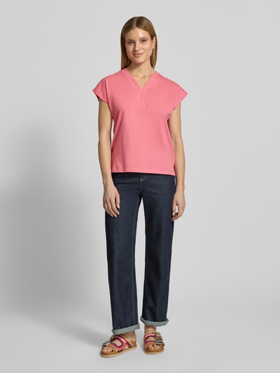 Frauenmodel trägt Damen T-Shirt mit V-Ausschnitt Modell 'DERBY' von Soyaconcept aus reiner Bio-Baumwolle, Regular-Fit, Ganzkörperansicht von vorne.