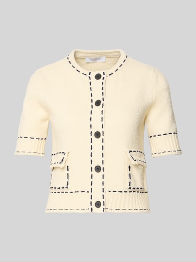 Produktfoto, Slim Fit Strickjacke mit aufgesetzten Taschen von Rich & Royal, bawełniany mix, krój slim fit, półrękaw, kremowy kolor, faktura dzianiny, zapięcie na guziki, elastyczne wykończenia, kieszenie naszywane, długość tyłu 42 cm, długość rękawa 26 cm, dekolt okrągły