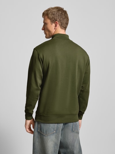 Männermodel trägt Regular Fit Troyer aus reiner Baumwolle von Marc O'Polo Denim, Optik: Unifarben, Sweat, Ganzkörperansicht Rückansicht.