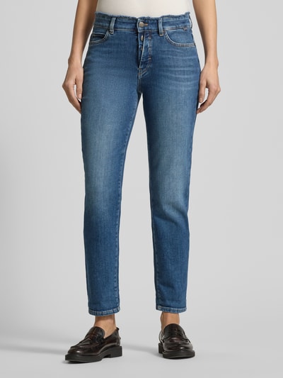 Frauenmodel trägt Jeans mit 5-Pocket-Design von Marc Cain aus Baumwoll-Elasthan-Mix, gerader Schnitt, Knopfverschluss, Nahaufnahme Oberkörper.
