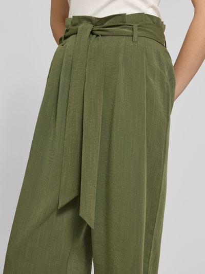 Kobiece modelka nosi Regular Fit Bundfaltenhose aus Viskose-Mix Modell 'MARSA' od Only, materiał z efektem gniecenia, oliwkowy kolor, wiązany pasek, wysoki stan, detaliczne zakładki z przodu, szerokie nogawki, widok z przodu, zbliżenie na okolicę bioder