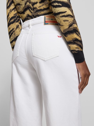 Frauenmodel trägt Relaxed Fit Jeans aus Baumwoll-Mix von Diesel in Weiß mit 5-Pocket-Design und Label-Detail, Nahaufnahme Rückansicht.