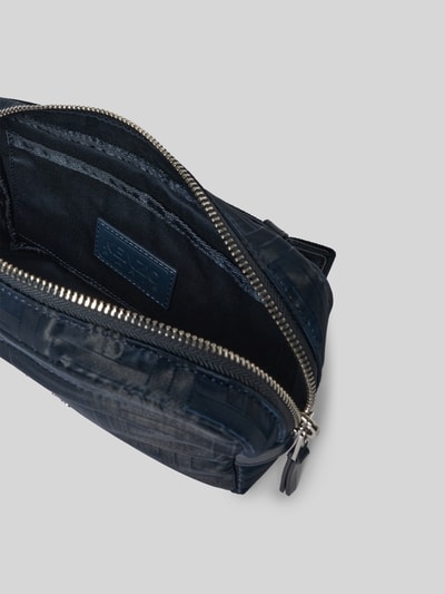 Produktfoto, Bauchtasche mit Logo-Applikation von Kenzo, dunkelblaues Material mit silberfarbenem Rundum-Reißverschluss, Label-Patch auf der Innenseite, Außenseite mit strukturierter Textur, Reißverschlussfach, Maße Breite 22 cm, Länge 14 cm, Tiefe 7 cm, verstellbarer Schulterriemen mit Klickverschluss.