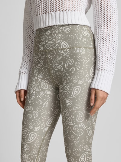 Frauenmodel trägt Leggins mit Allover-Paisley-Print von Juvia im Slim-Fit aus Elastischer-Material-Mix mit breitem Bund, Nahaufnahme Oberkörper.