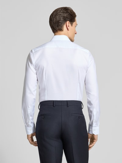 Männermodel trägt Super Slim Fit Business-Hemd mit Kentkragen von OLYMP No. Six, Baumwoll-Elasthan-Mix, Rückenlänge 80 cm, Ganzkörperansicht Rückansicht.