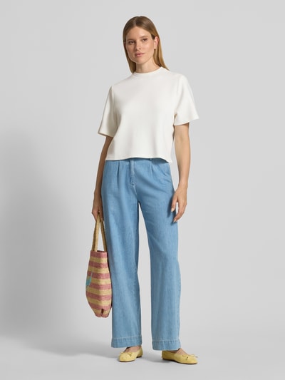 Frauenmodel trägt Damen T-Shirt von MSCH Copenhagen, Relaxed-Fit, Rundhalsausschnitt, Halbarm, Modell 'Maelee', in Weiß, Rückenlänge 53 cm, kombiniert mit blauer Hose, Ganzkörperansicht von vorne.