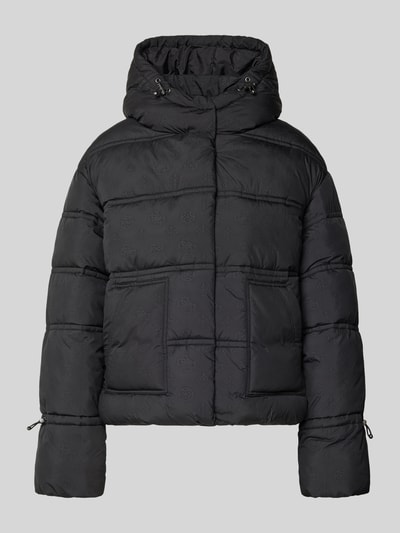 Produktfoto, Cropped Fit Steppjacke mit aufgesetzten Taschen Modell 'Daisy' von Guess in Schwarz mit Allover-Logo-Print, gefütterte Kapuze, Tunnelzug, Damen, sichtbare Steppnähte, glatte Textur.