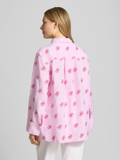 Frauenmodel trägt Oversized Hemdbluse aus Leinen-Viskose-Mix von Tommy Hilfiger, Optik:Allover-Muster, gestreift, Ganzkörperansicht Rückansicht.